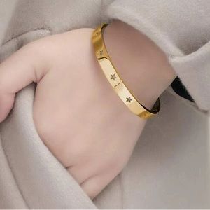 Star Detail Gold Bangle